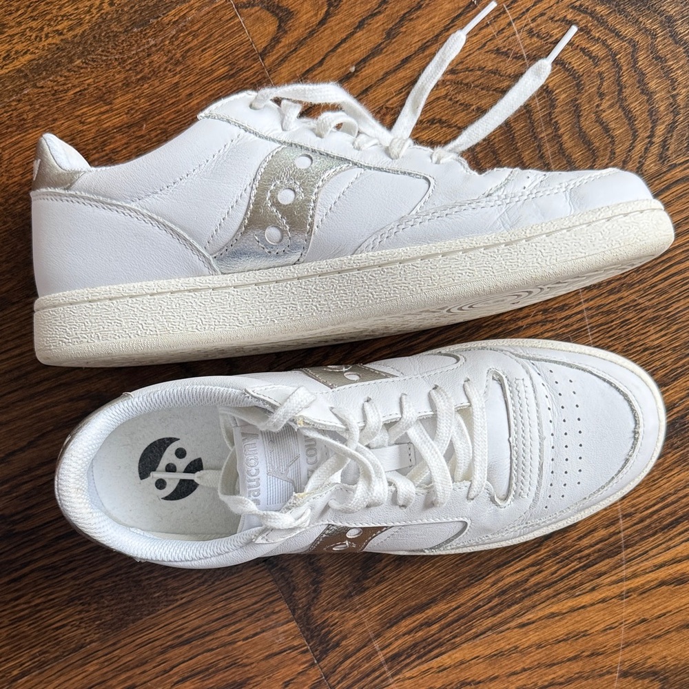 Saucony White Leather Low-Top Sneakers with Silver Logo